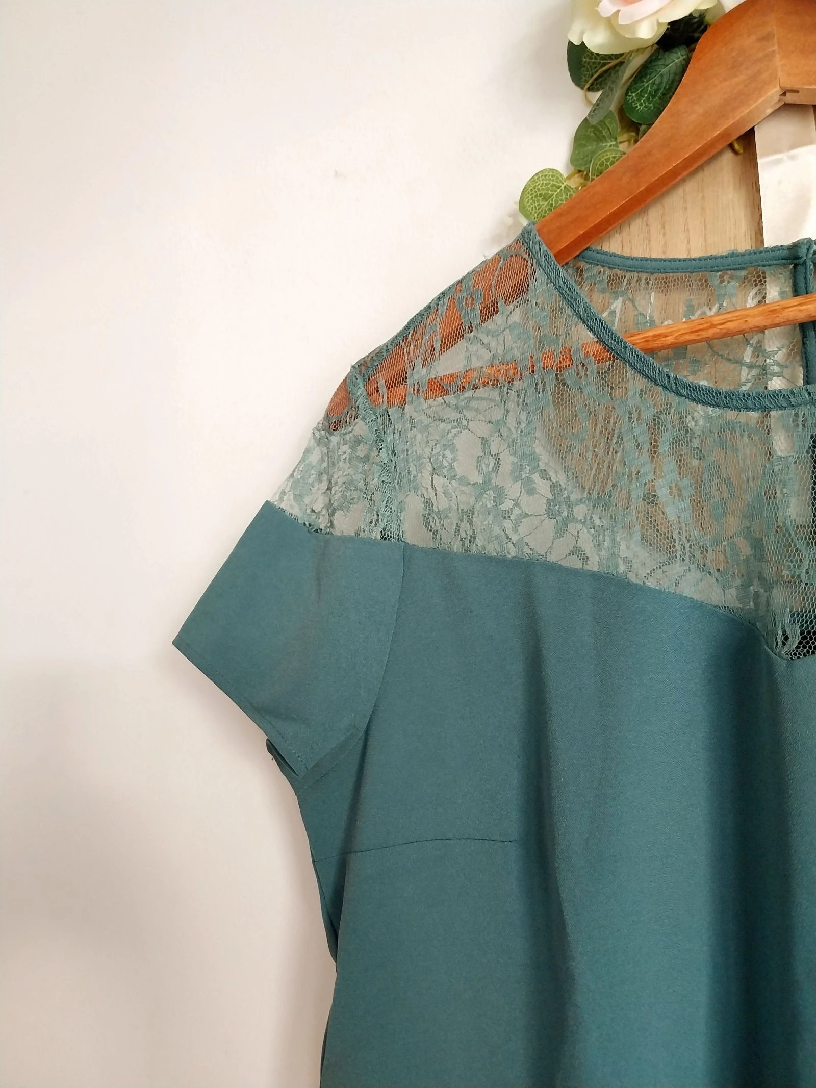 Sage green top with fine lace bust Camaieu Size 42 – photo 4